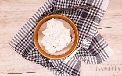 Бела крем салата со компир и мајонез