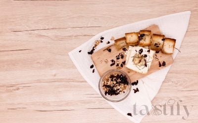 Печено сирење со рузмарин и лук