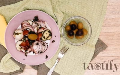 Пролетна свежа салата со домати и спанаќ