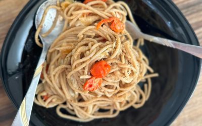 Шагети во доматен сос и лук