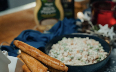 Руска салата со солени крцкави стапчиња