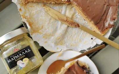 Медена торта со џем од кајсија